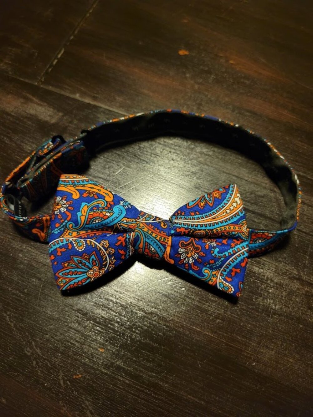 Saddlebred Men’s Blue Orange Paisley Adjustable Pre Tied Bow Tie qa